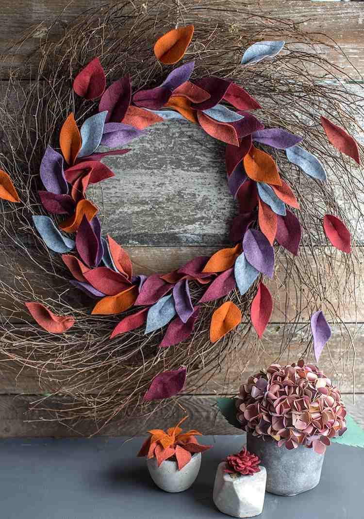 Tinker efterårskrans lavet af filtideer til farverige efterårsdekorationer