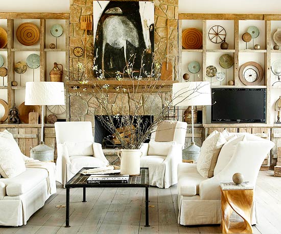 efterårspynt til interiør natursten pejs hvidt polstret møbel sofabord