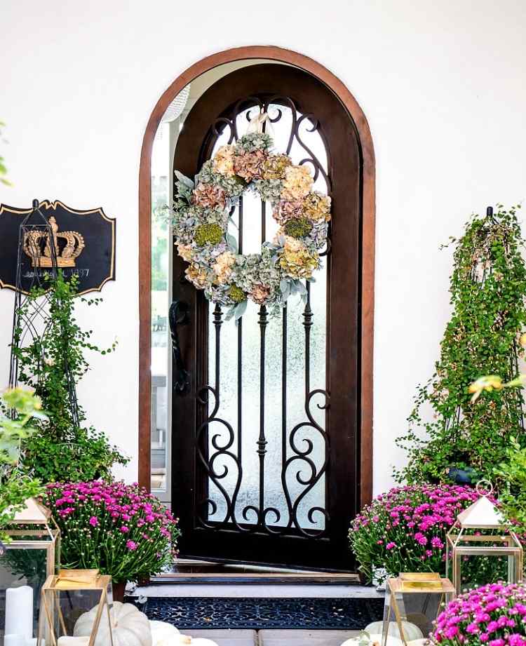 husindgangspynt med hortensia dørkrans efterår