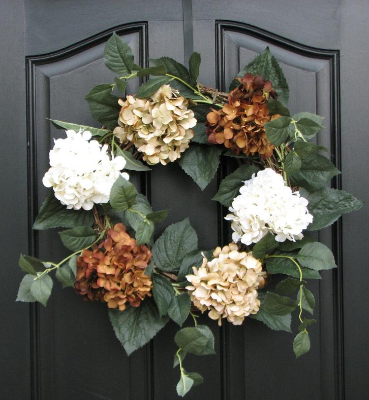 efterårspynt med hortensia dørkrans tørrede blomster grønne blade