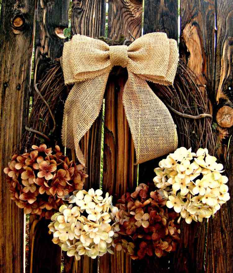 lav din egen efterårsdekoration med hortensiaer dørkrans brunlige nuancer
