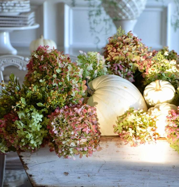 DIY borddekoration med hortensiaer og græskar