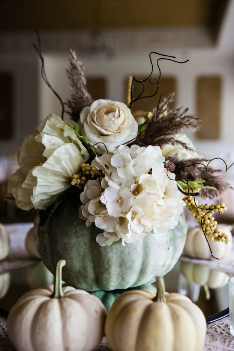 dekorere efterårsdekoration med hortensia græskar som en vase