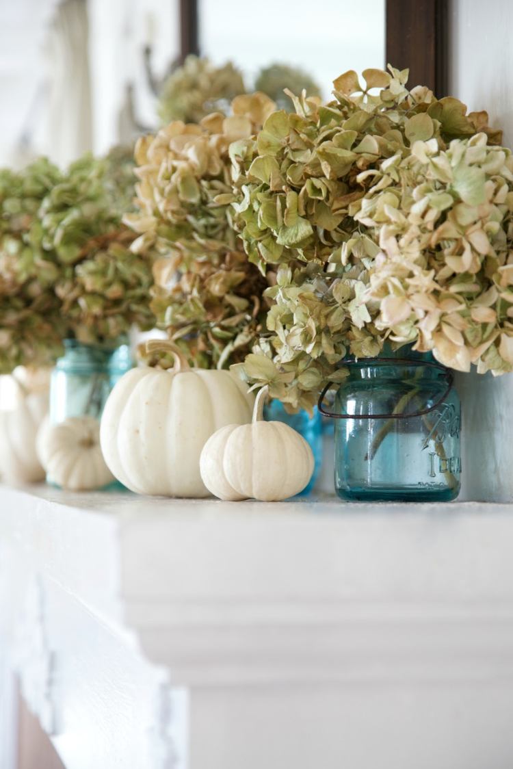 dekorere efterårsdekoration med hortensiaer kaminhylde