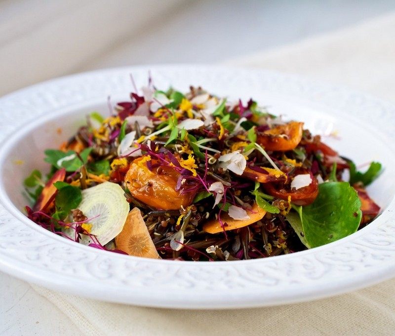 Efterårssalat, quinoa, vilde ris, gulerødder, spinat og rødløg