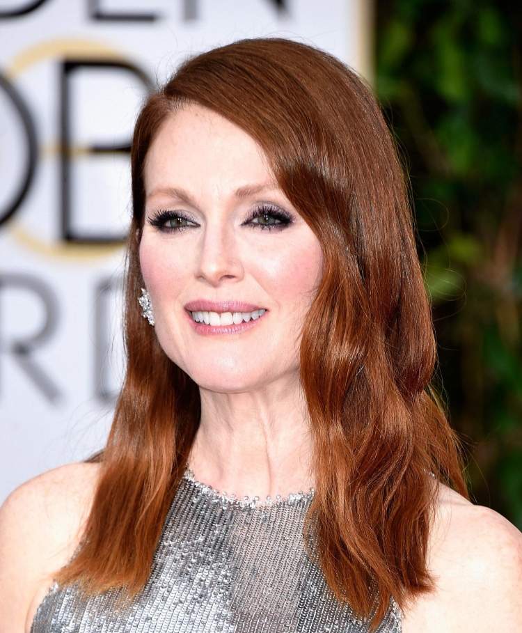 farver-efterårstype-kvinder-make-up-chic-smokey-eyes-glamorioes-pailletter-sølv-kjole-julianne-moore