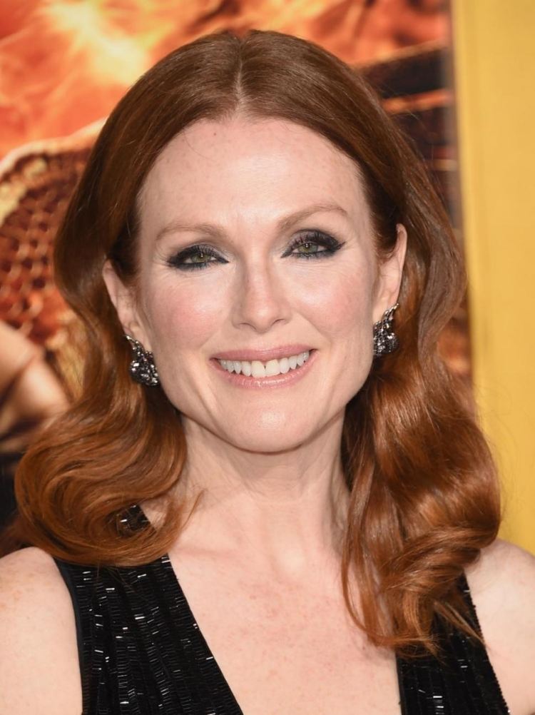 farver-efterårstype-kvinder-make-up-aften-glitter-mørk-sort-perle-farve-julianne-moore