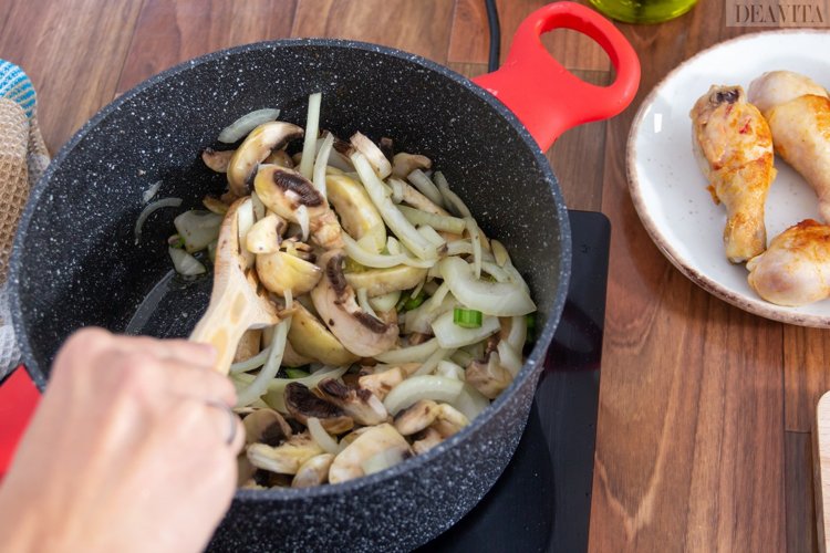 Svampe løg gryderet kylling fricassee let opskrift