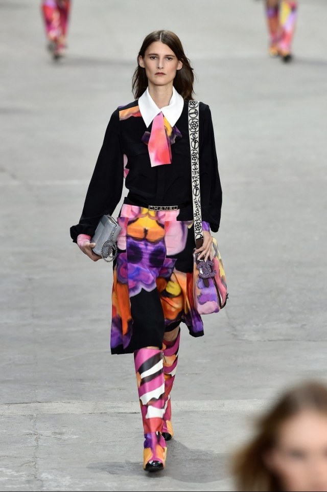 chanel-samling-forår-sommer-2015-tasker-med-fastgjorte-hæklede-blomster