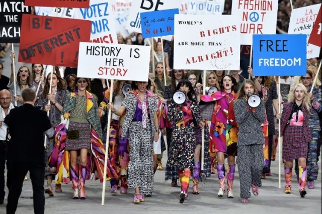 Rebellisk-Chanel-Show-Grand-Palais-Paris-Fashion-Week-farverige-glødende-mønstre