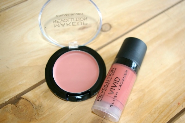 make-up-revolution-væske-rouge-brug