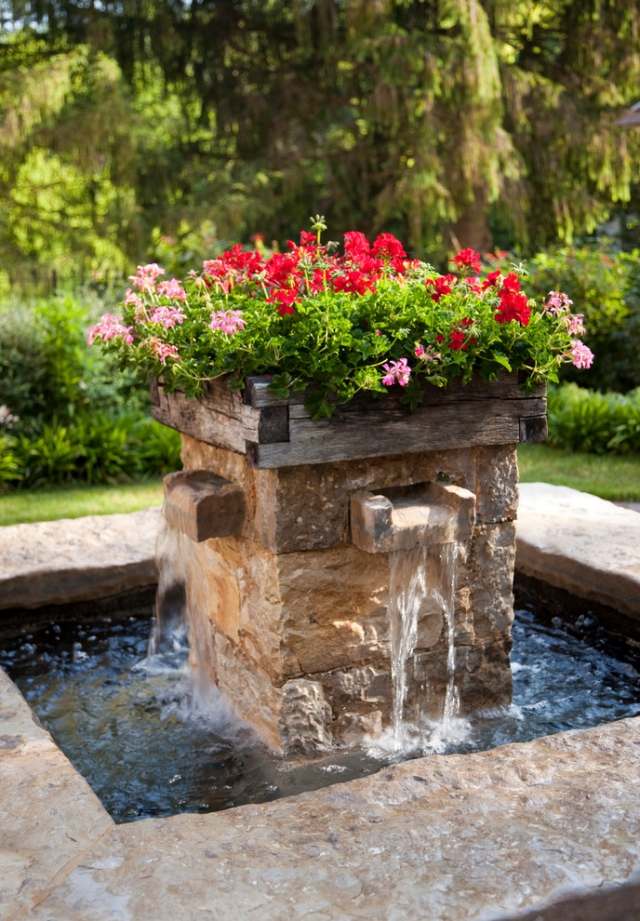 have-landskab-landstil springvand rustik sandsten med blomsterkasse af træ