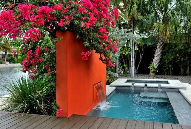 moderne have landskab design vand funktioner-rød skillevæg til haven springvand-klatring planter indretning