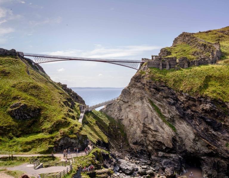 havudsigt og landskab fra tintagel slot i cornwall og hængebro