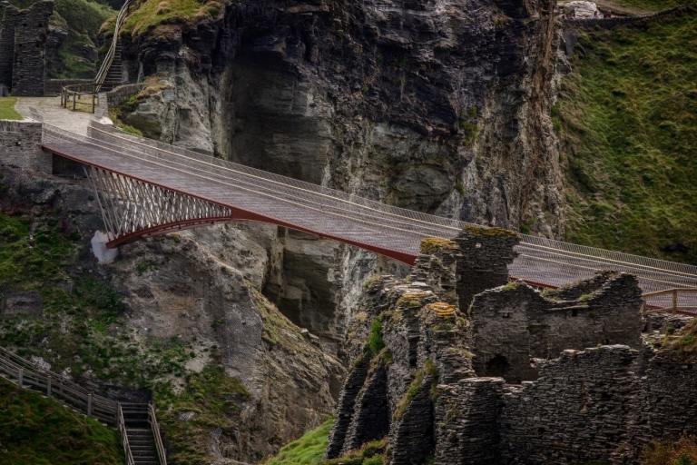 Schloss Tintagel slotruiner med arkitektonisk forbindelse, hængebro nyinstalleret