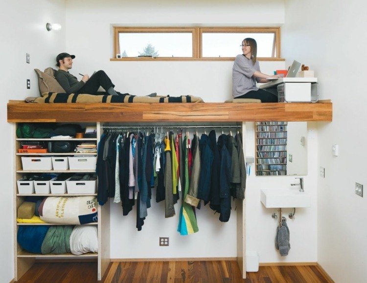 Loftsenge til voksne - idé med sove- og arbejdsområder og en åben garderobe nedenunder