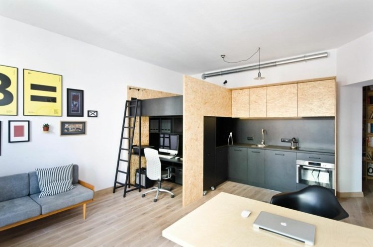 System bestående af seng, kontor med skrivebord og moderne køkken i ét