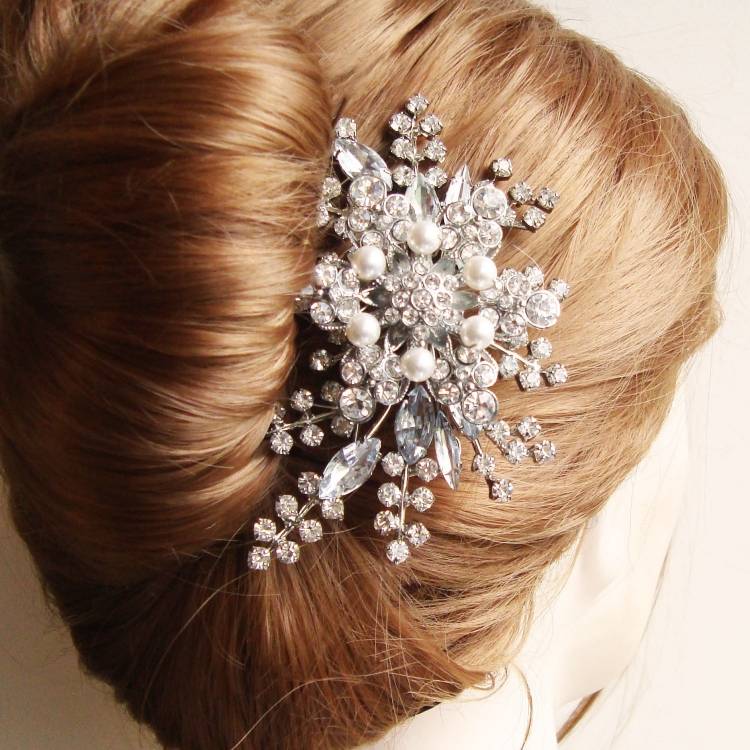 updo-bryllup-hår tilbehør-krystaller-perler-attraktive-smuk-enkel