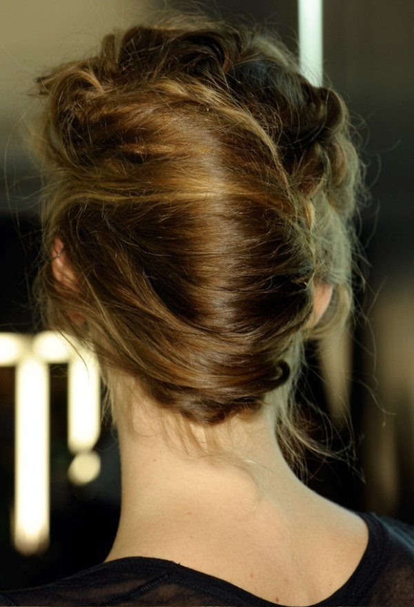 Updo-med-fransk-flair-let-tousled