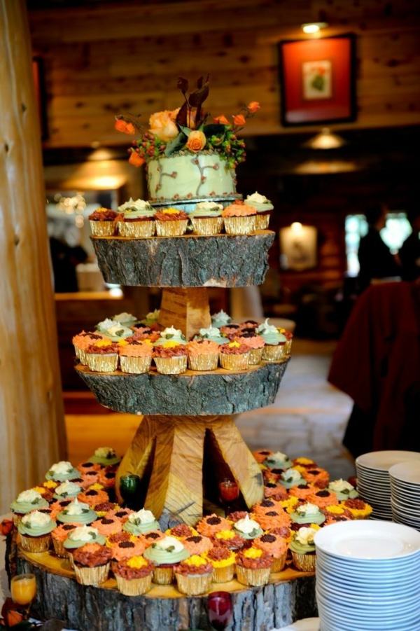 salt-og-sød-cupcakes-på-en-ramme-lavet-af-træ