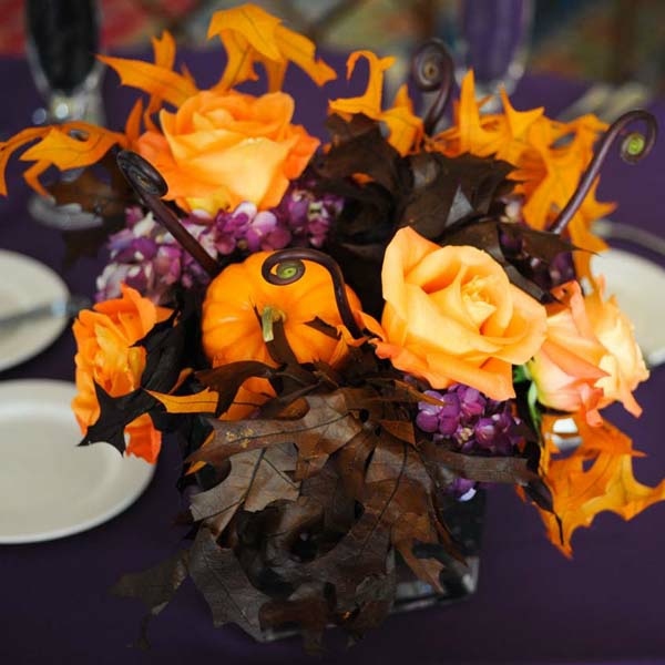Blomster-dekoration-ved-brylluppet-gule-blomster-med-metal-ornamenter