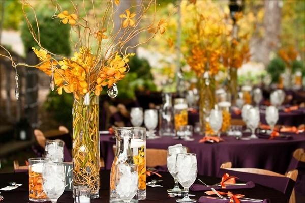 Blomster-i-gul-krystal-dekor-ved-bordet