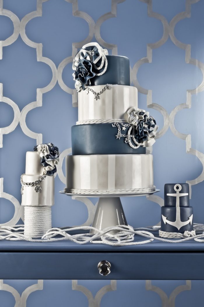 elegant-dekorer-gulvkage-bryllup-i-marineblå-og-sølv