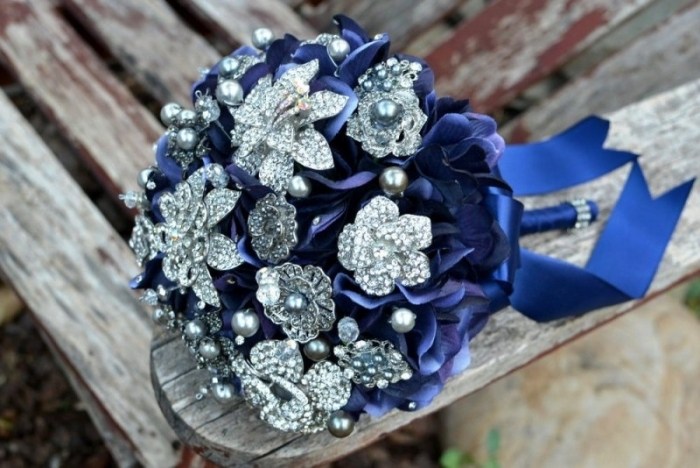 bryllup-om-vinter-ideer-farve-palet-sølv-blomster-buket-marineblå