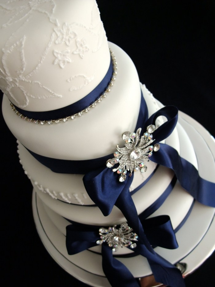 Bryllupskage-elegante-smykker-bryllup-i-marineblå-og-sølv