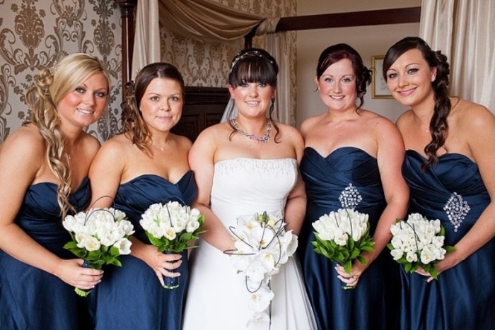 Bryg-med-brudepige-kjoler-bryllup-i-marineblå-og-sølv