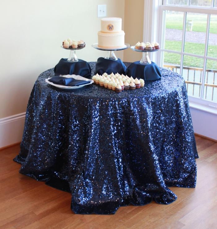Dessert-borddæksel-glitrende-bryllup-i-marineblå-og-sølv-former