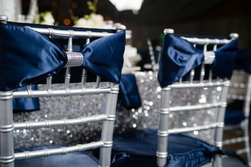 Bryllup-i-marineblå-og-sølv-mousserende-ideer-stole-buer