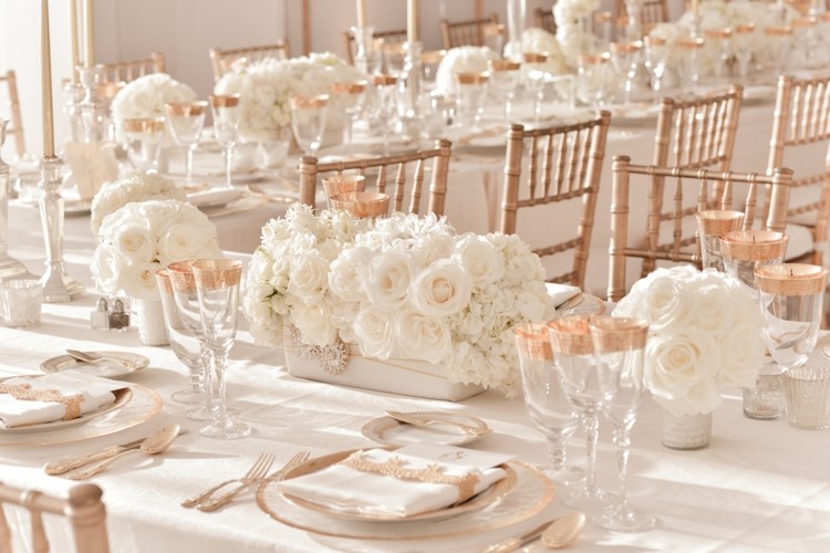 bryllup i hvide blomster pastelfarverede servise elegant borddekoration