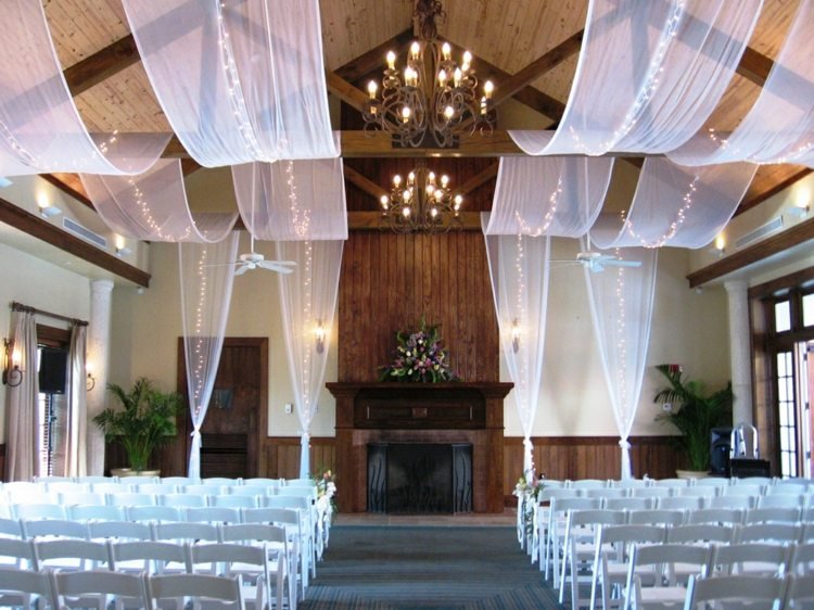 bryllup i hvidt bryllup alterdekoration gardiner romantik himmelseng kirke