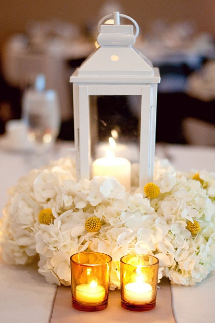 bryllup i hvid borddekoration idé lanterne blomsterkranslygter