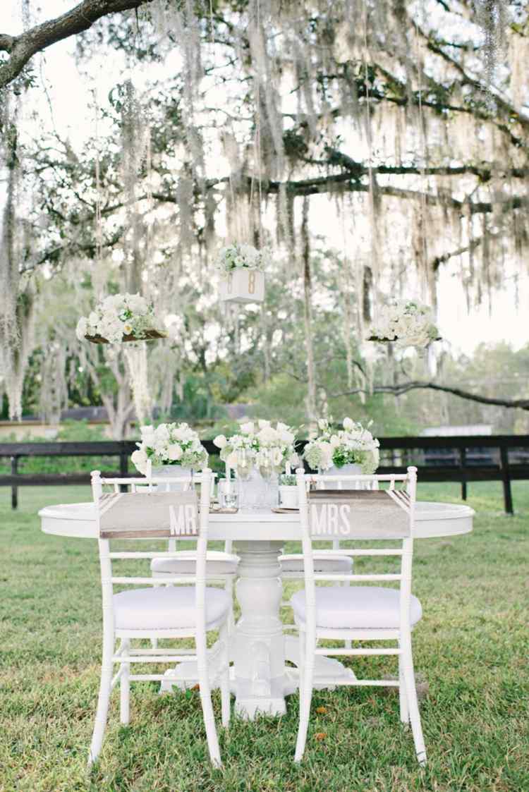 bryllup i hvidt borddesign brudepar haven festival