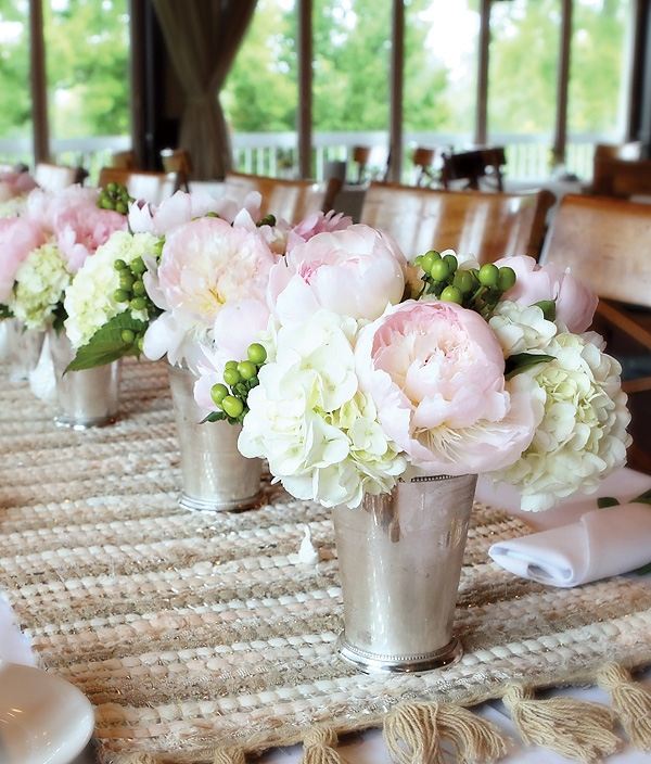 hvid-blomster-bord-dekoration-bryllup-ideer