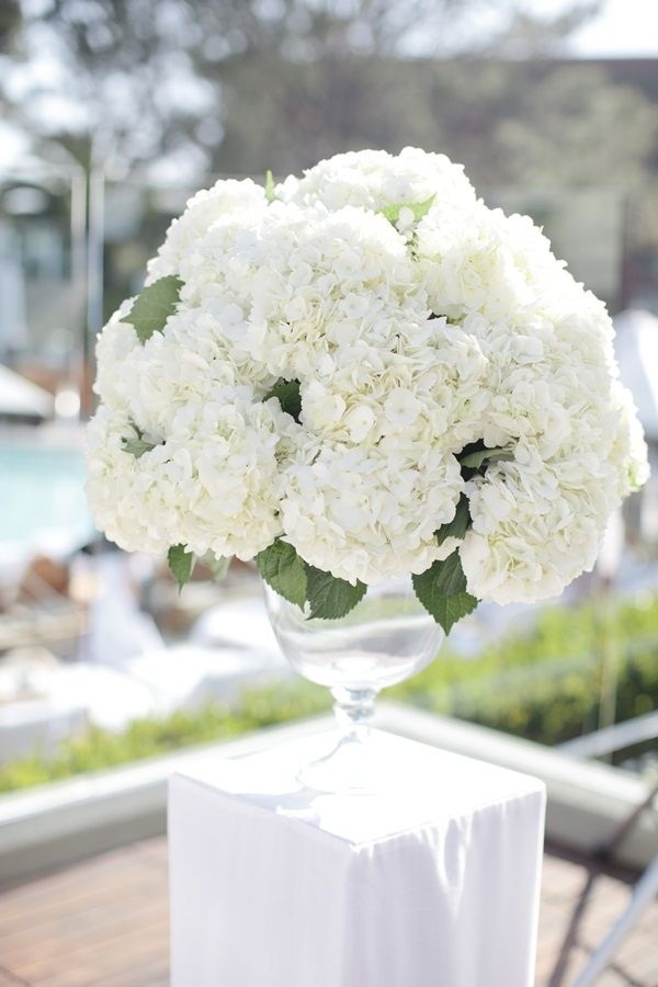 rundkugle-hvid-blomst-dekoration-bryllup