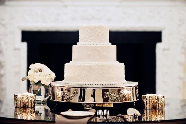 romantisk-20-ideer-dekoration-bryllup-hvid-kage