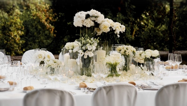have-bryllup-hvide-roser-dekorations-bord
