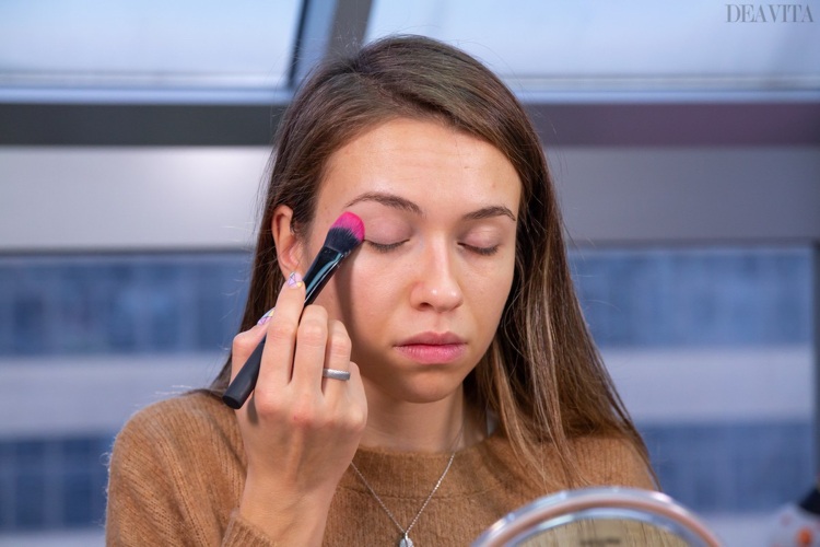 Behandl concealer på øjenlåg med indstillingspulver