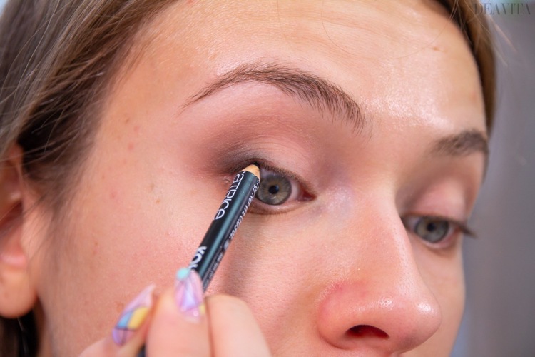 Brug sort kohl til at spore den øvre vandlinje Smokey Eyes uden eyeliner