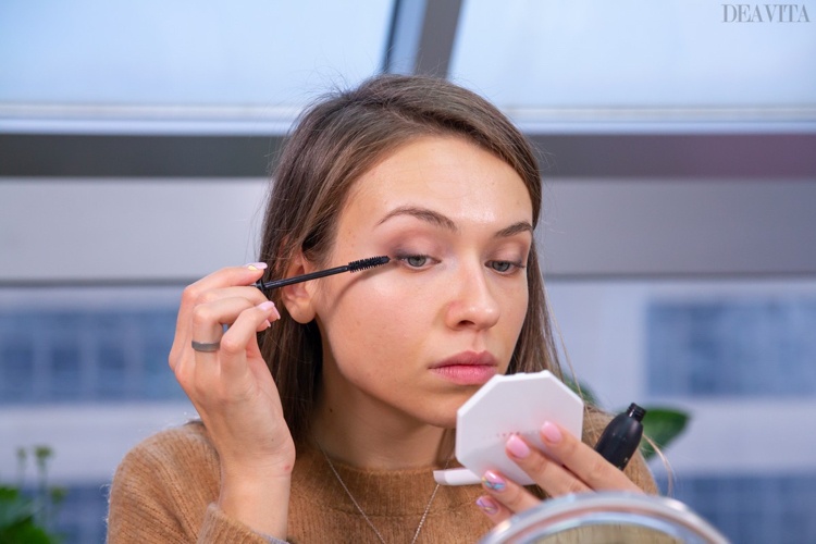 Bryllups make-up instruktioner gælder for de øvre vipper