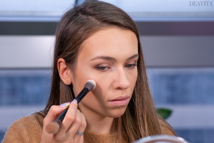 Påfør highlighter på kindbenene