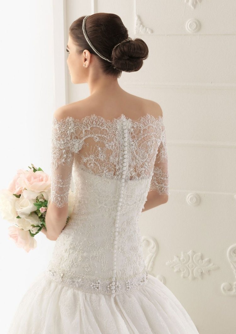 brudekjole-trends-2014-hvid-tilbage-blonder-knapper-romantisk-buket-roser
