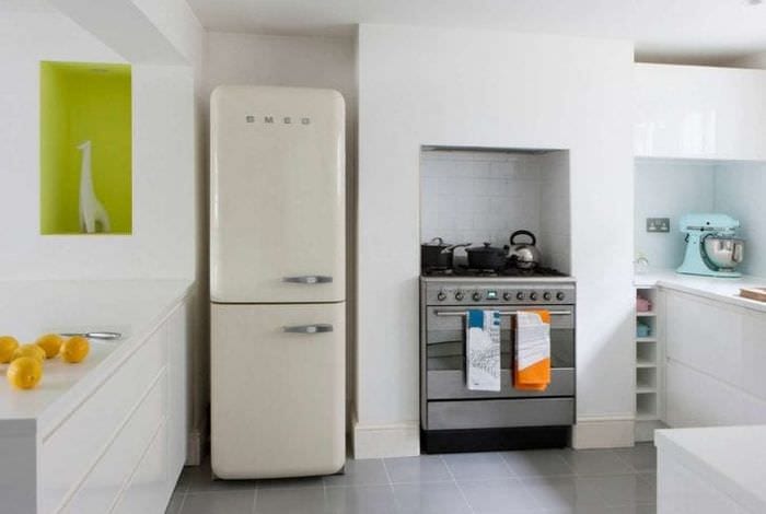 μεγάλο ψυγείο στην πρόσοψη της κουζίνας σε μαύρο χρώμα