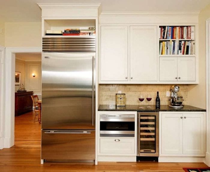 μεγάλο ψυγείο σε σχέδιο κουζίνας σε σκούρο χρώμα