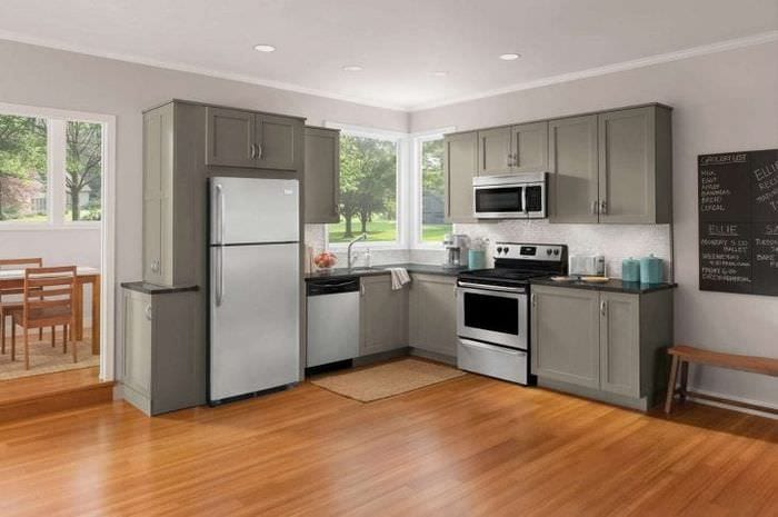 μικρό ψυγείο στην πρόσοψη της κουζίνας σε σκούρο χρώμα