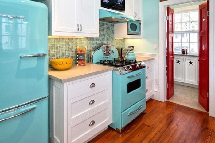 μεγάλο ψυγείο στο εσωτερικό της κουζίνας σε γκρι χρώμα