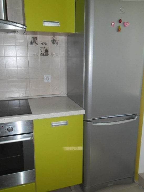 μεγάλο ψυγείο στην πρόσοψη της κουζίνας σε πολύχρωμο χρώμα